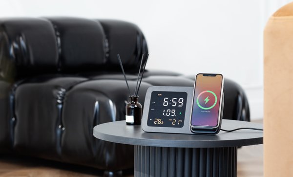 Настольные часы "Smart Screen" с беспроводным (15W) зарядным устройством, гигрометром, термометром, календарём, с подсветкой логотипа - Настольные часы "Smart Screen" с беспроводным (15W) зарядным устройством, гигрометром, термометром, календарём, с подсветкой логотипа черный