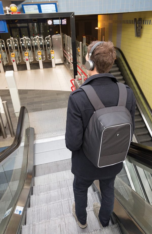 Антикражный рюкзак для ноутбука Swiss Peak из rPET AWARE™, 15,6’’ - Антикражный рюкзак для ноутбука Swiss Peak из rPET AWARE™, 15,6’’