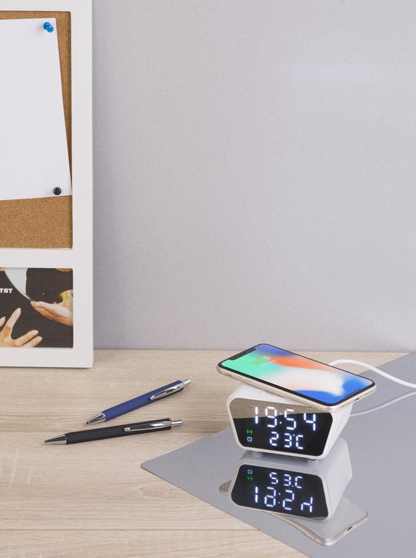 Настольные часы "Smart Clock" с беспроводным (15W) зарядным устройством, будильником и термометром - Настольные часы "Smart Clock" с беспроводным (15W) зарядным устройством, будильником и термометром белый