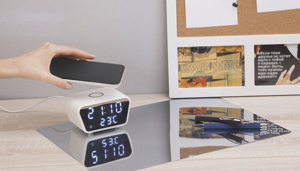 Настольные часы "Smart Clock" с беспроводным (15W) зарядным устройством, будильником и термометром - Настольные часы "Smart Clock" с беспроводным (15W) зарядным устройством, будильником и термометром белый