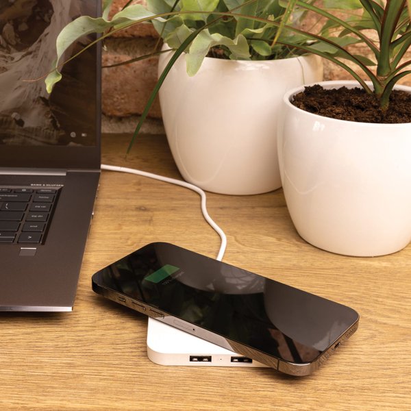 Беспроводная док-станция из переработанного пластика RCS с USB-портами, 10 Вт - Беспроводная док-станция из переработанного пластика RCS с USB-портами, 10 Вт