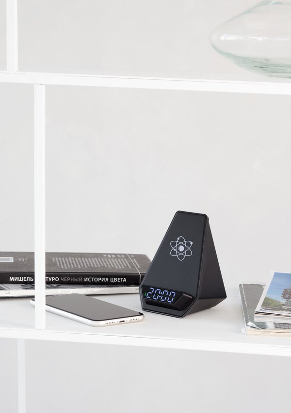 Настольная Bluetooth колонка (3Вт) "Smart Pyramid" с часами и беспроводным (15W) зарядным устройством, с подсветкой логотипа - Настольная Bluetooth колонка (3Вт) "Smart Pyramid" с часами и беспроводным (15W) зарядным устройством, с подсветкой логотипа черный