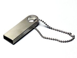 usb 2.0-флешка на 4 гб с мини чипом и круглым отверстием