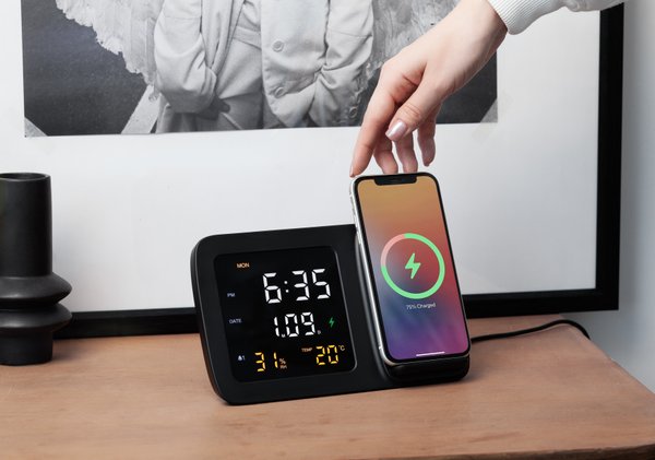 Настольные часы "Smart Screen" с беспроводным (15W) зарядным устройством, гигрометром, термометром, календарём, с подсветкой логотипа - Настольные часы "Smart Screen" с беспроводным (15W) зарядным устройством, гигрометром, термометром, календарём, с подсветкой логотипа черный