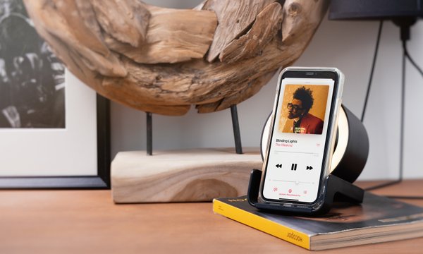 Bluetooth колонка-подставка "Smart Loud" с беспроводным (10W) зарядным устройством, лампой и подсветкой логотипа - Bluetooth колонка-подставка "Smart Loud" с беспроводным (10W) зарядным устройством, лампой и подсветкой логотипа черный