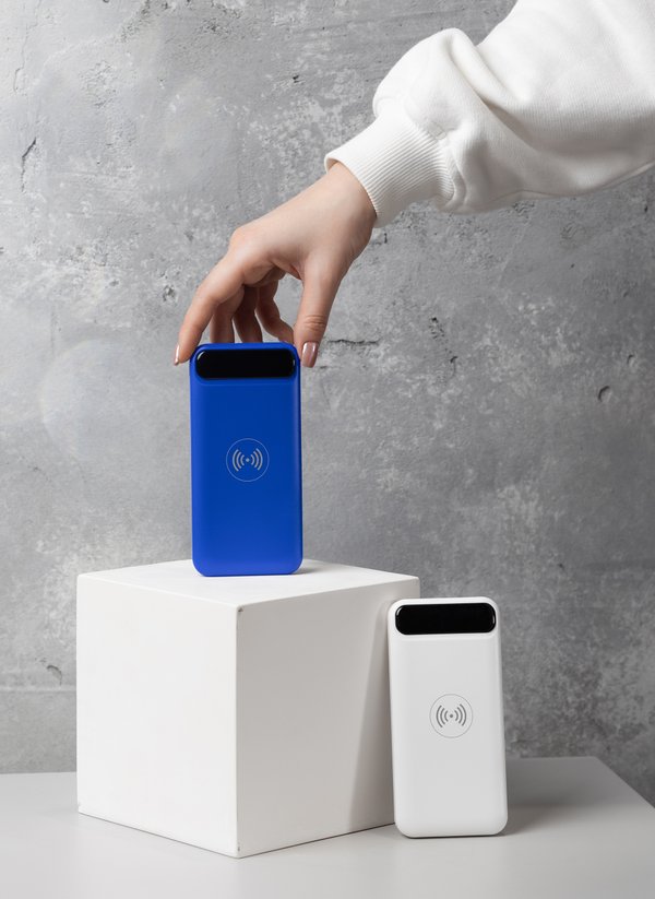 Беспроводное зарядное устройство "Quantum", 10000 mAh с цифровым индикатором заряда - Беспроводное зарядное устройство "Quantum", 10000 mAh с цифровым индикатором заряда белый