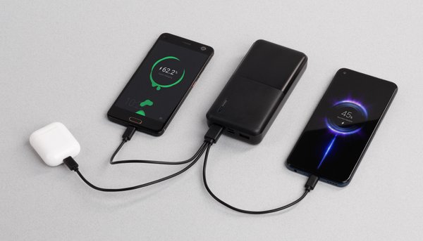 Зарядное устройство "Blackstone" 20000 mAh с кабелем 3 в 1 - Зарядное устройство "Blackstone" 20000 mAh с кабелем 3 в 1 черный