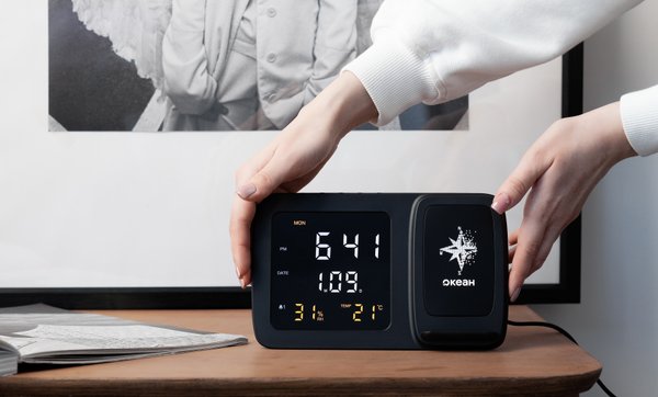 Настольные часы "Smart Screen" с беспроводным (15W) зарядным устройством, гигрометром, термометром, календарём, с подсветкой логотипа - Настольные часы "Smart Screen" с беспроводным (15W) зарядным устройством, гигрометром, термометром, календарём, с подсветкой логотипа черный