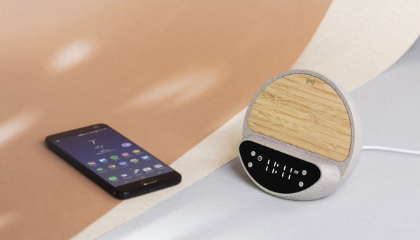 Настольные часы "Smiley" с беспроводным (10W) зарядным устройством и будильником, пшеница/бамбук/пластик - Настольные часы "Smiley" с беспроводным (10W) зарядным устройством и будильником, пшеница/бамбук/пластик бежевый