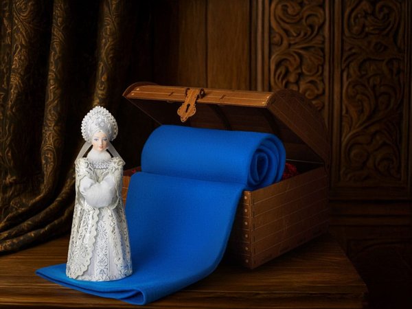 Подарочный набор: кукла фарфоровая, плед флисовый - Подарочный набор: кукла фарфоровая, плед флисовый