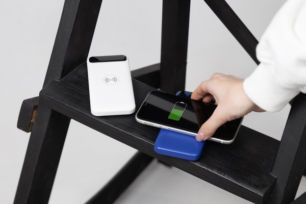 Беспроводное зарядное устройство "Quantum", 10000 mAh с цифровым индикатором заряда - Беспроводное зарядное устройство "Quantum", 10000 mAh с цифровым индикатором заряда белый
