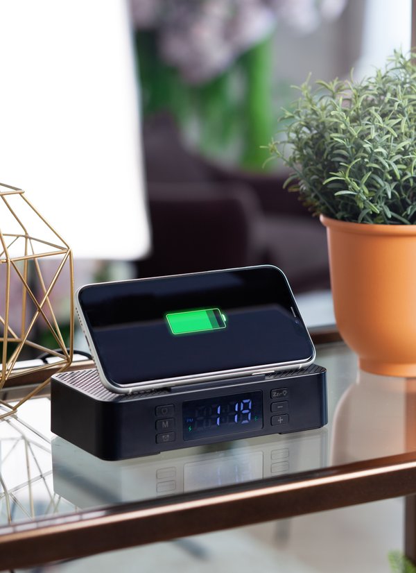 Настольные часы "Smart Box" с bluetooth колонкой (2х3Вт), беспроводным (15W) зарядным устройством и складной подставкой под смартфон - Настольные часы "Smart Box" с bluetooth колонкой (2х3Вт), беспроводным (15W) зарядным устройством и складной подставкой под смартфон черный
