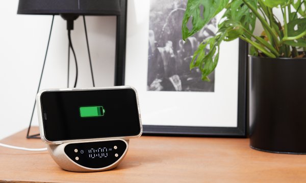 Настольные часы "Smiley" с беспроводным (10W) зарядным устройством и будильником, пшеница/бамбук/пластик - Настольные часы "Smiley" с беспроводным (10W) зарядным устройством и будильником, пшеница/бамбук/пластик бежевый