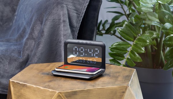 Настольные часы "Smart Time" с беспроводным (15W) зарядным устройством, будильником и термометром, со съёмным дисплеем - Настольные часы "Smart Time" с беспроводным (15W) зарядным устройством, будильником и термометром, со съёмным дисплеем черный