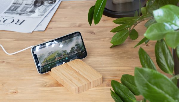 Беспроводное (10W) зарядное устройство "Bamboo Power" 5000 mAh с подставкой под смартфон, бамбук - Беспроводное (10W) зарядное устройство "Bamboo Power" 5000 mAh с подставкой под смартфон, бамбук бежевый