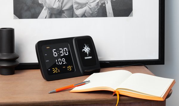 Настольные часы "Smart Screen" с беспроводным (15W) зарядным устройством, гигрометром, термометром, календарём, с подсветкой логотипа - Настольные часы "Smart Screen" с беспроводным (15W) зарядным устройством, гигрометром, термометром, календарём, с подсветкой логотипа черный