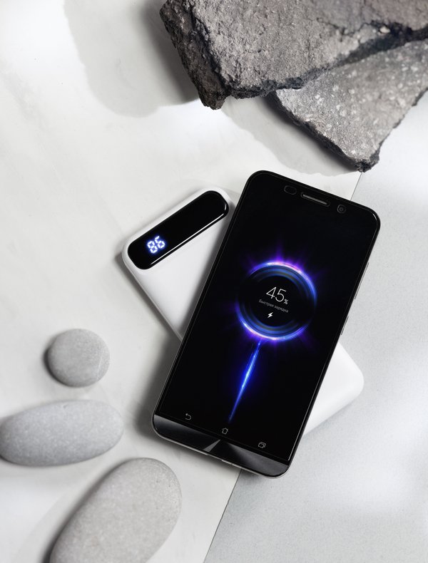 Беспроводное зарядное устройство "Quantum", 10000 mAh с цифровым индикатором заряда - Беспроводное зарядное устройство "Quantum", 10000 mAh с цифровым индикатором заряда белый