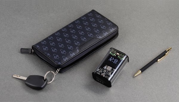 Зарядное (22.5W) устройство "Inside" 9000 mAh с прозрачным корпусом и цифровым индикатором заряда/напряжения/силы тока - Зарядное (22.5W) устройство "Inside" 9000 mAh с прозрачным корпусом и цифровым индикатором заряда/напряжения/силы тока черный