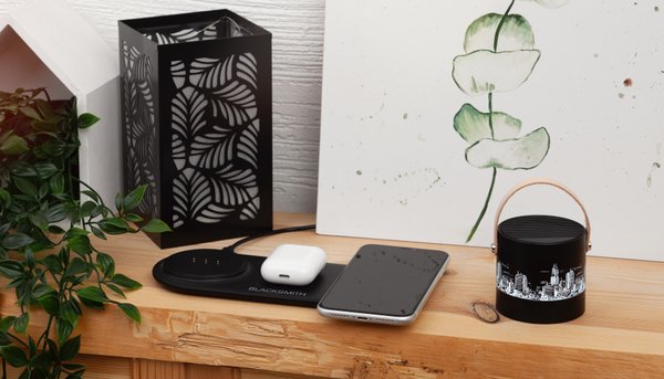 Настольная беспроводная (15W) зарядная станция "Blacksmith" с bluetooth колонкой с подсветкой логотипа - Настольная беспроводная (15W) зарядная станция "Blacksmith" с bluetooth колонкой с подсветкой логотипа черный