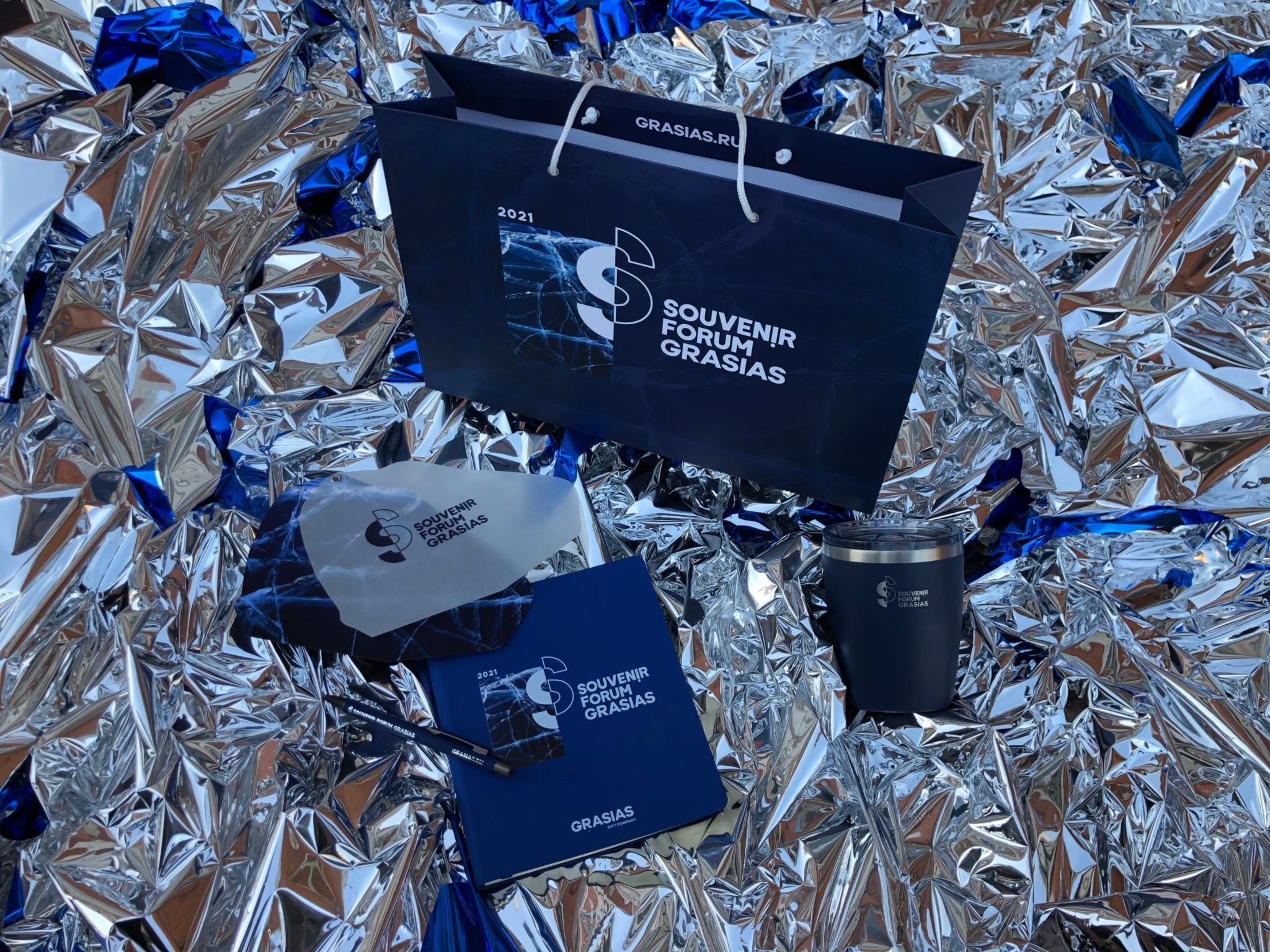 <img src="corporate gifts.jpg" alt="Корпоративные подарки с логотипом">